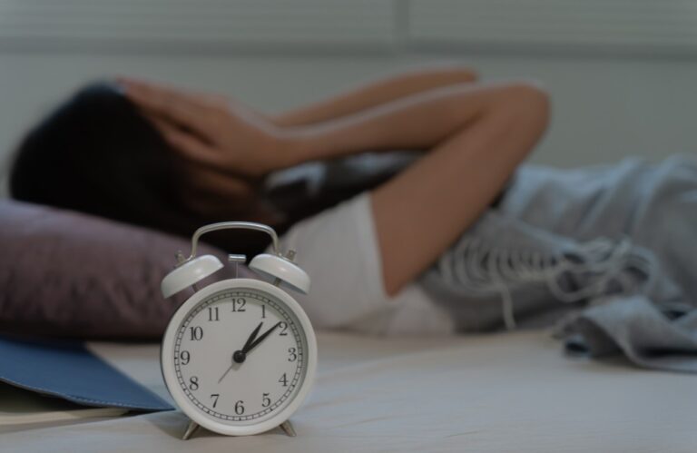 ไขข้อสงสัย! นอนดึกสิวขึ้นเยอะจริงไหม_ หรือเกิดจากสาเหตุอื่น